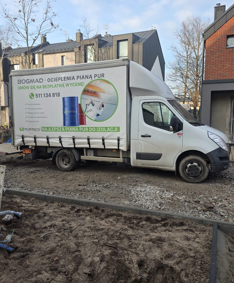 mężczyzna z pianą PUR