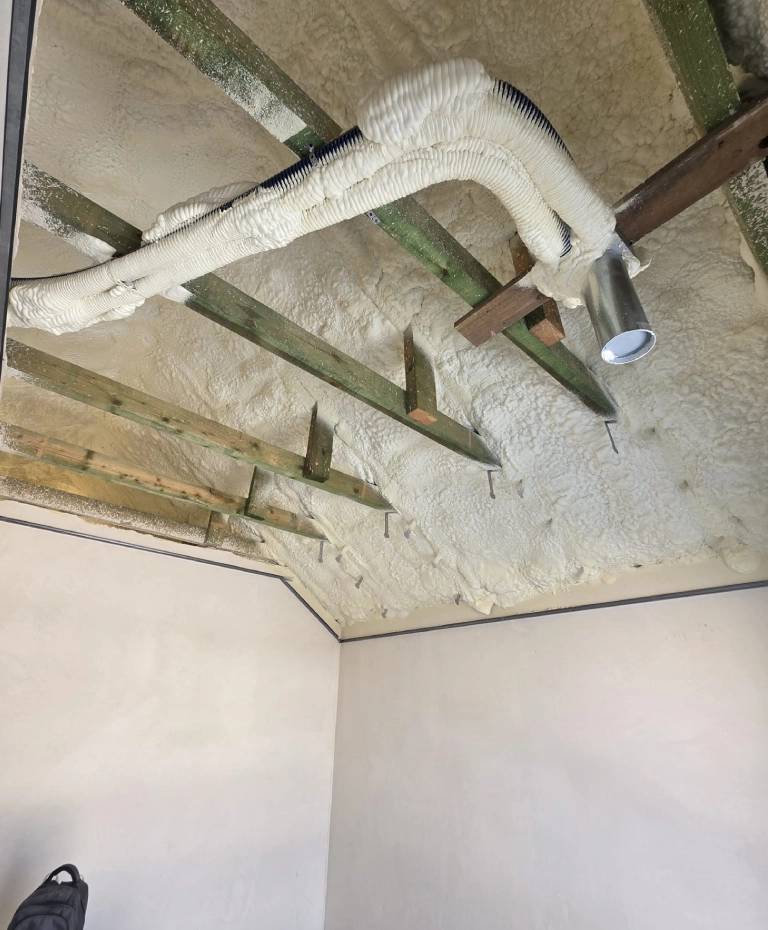 mężczyzna w białym uniformie